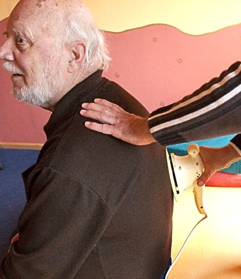 Therapeutin mit einem älteren Patienten
